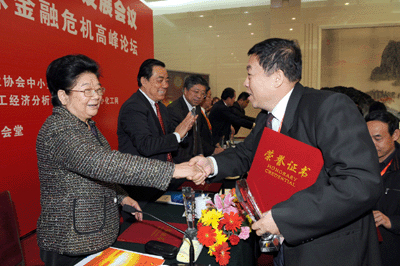 人大常委會(huì)副委員長(zhǎng)，全國(guó)婦聯(lián)主席：顧秀蓮為我司董事長(zhǎng)、總經(jīng)理：黃毅頒獎(jiǎng)